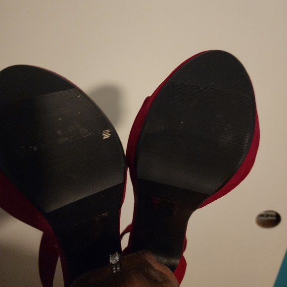 Red stiletto heel. Ladies in red always have more fun! - Picture 6 of 6